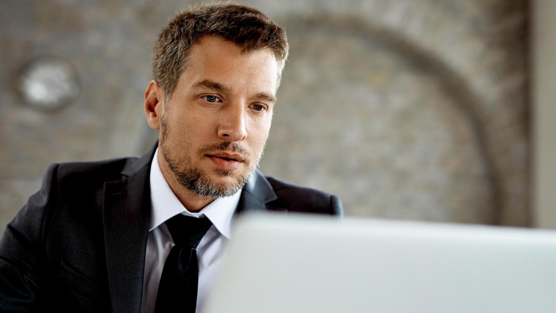 Arbeitsplatz mit Finanzunterlagen und Laptop